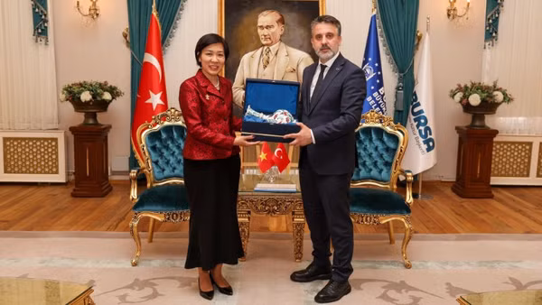 Đại sứ Việt Nam tại Thổ Nhĩ Kỳ Đặng Thị Thu Hà gặp Thị trưởng Bursa. (Ảnh: Đại sứ quán Việt Nam tại Thổ Nhĩ Kỳ)