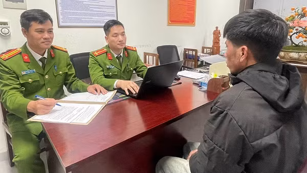 Công an lấy lời khai của đối tượng có hành vi cướp tài sản công dân.