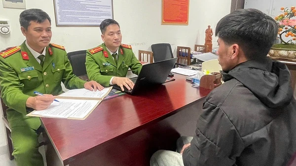 Công an lấy lời khai của đối tượng có hành vi cướp tài sản công dân.