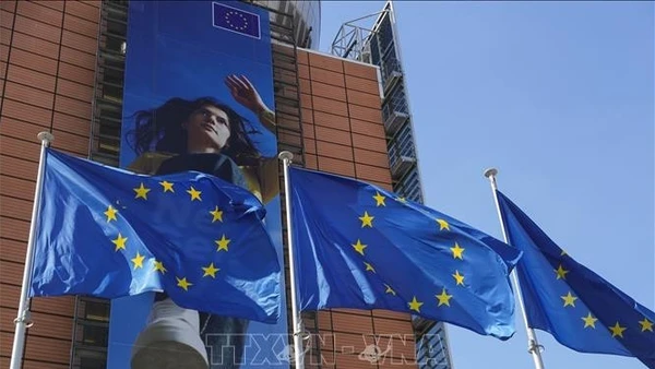 Cờ Liên minh châu Âu tại tòa nhà của Ủy ban châu Âu ở Brussels, Bỉ. (Ảnh: THX/TTXVN)