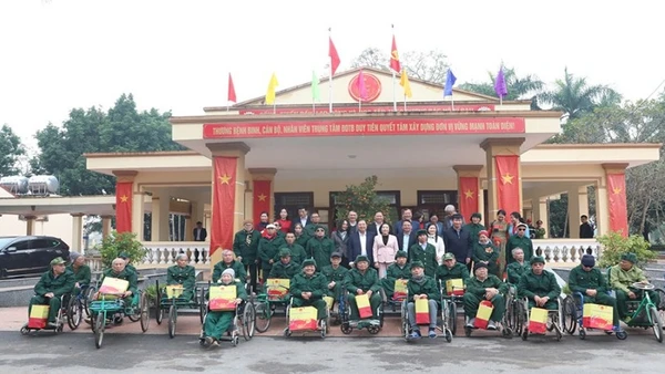 Đồng chí Phạm Gia Túc cùng các đồng chí trong Đoàn công tác thăm, tặng quà Tết các thương, bệnh binh tại Trung tâm Điều dưỡng thương binh Duy Tiên. 