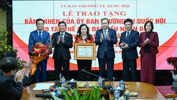 Chủ tịch Quốc hội Trần Thanh Mẫn trao bằng khen của Ủy ban Thường vụ Quốc hội cho Báo Đại biểu Nhân dân. (Ảnh: DUY LINH)