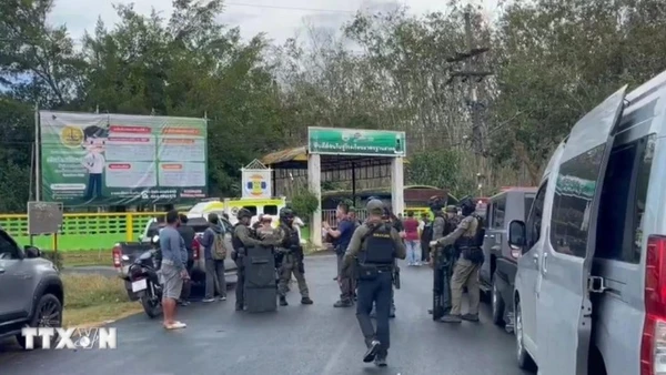 Cảnh sát được triển khai tại trường học Patong Prathankiriwat ở huyện Hat Yai, tỉnh Songkhla, Thái Lan, sau khi xảy ra vụ nổ súng ngày 11/2/2026. (Ảnh: THX/TTXVN)