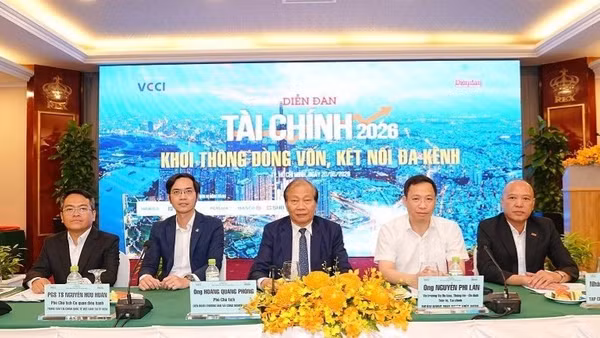 Các đại biểu chủ tọa tại Diễn đàn Tài chính 2026 với chủ đề “Khơi thông dòng vốn, kết nối đa kênh”.
