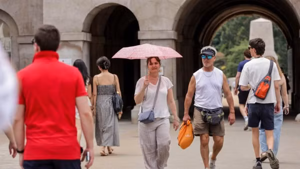 Một người phụ nữ che ô tránh nắng trong đợt nắng nóng tiếp diễn ở London, Anh, ngày 1/7/2025. (Ảnh minh họa: TÂN HOA XÃ)