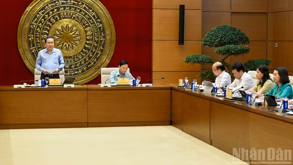 Quang cảnh cuộc làm việc của Chủ tịch Quốc hội Trần Thanh Mẫn với Thường trực Ủy ban Pháp luật và Tư pháp. (Ảnh: THỦY NGUYÊN)