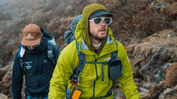 Nhà leo núi Oliver Foran chinh phục đỉnh Everest. (Nguồn: AFP)