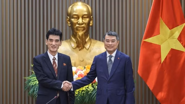 Thủ tướng Chính phủ Lê Minh Hưng và đồng chí Ri Sung Guk, Đại sứ đặc mệnh toàn quyền nước Cộng hòa Dân chủ Nhân dân Triều Tiên tại Việt Nam. (Ảnh: VGP/Nhật Bắc)