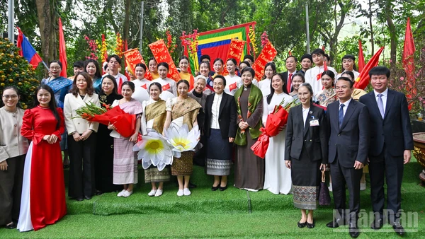 Bà Ngô Phương Ly và bà Naly Sisoulith cùng các đại biểu với sinh viên hai nước Việt-Lào tại Đền thờ Công chúa Nhồi Hoa.