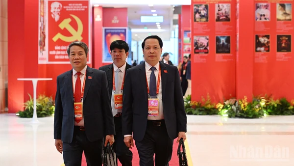Các đại biểu tới dự phiên khai mạc Đại hội đại biểu toàn quốc lần thứ XIV Đảng Cộng sản Việt Nam. (Ảnh: TRẦN HẢI)