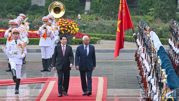 Chủ tịch nước Lương Cường và Chủ tịch Hội đồng châu Âu Antonio Costa duyệt Đội Danh dự Quân đội nhân dân Việt Nam tại lễ đón.