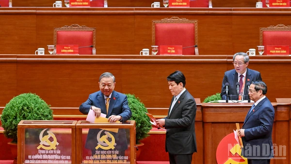 Tổng Bí thư Tô Lâm, Chủ tịch nước Lương Cường, Thủ tướng Phạm Minh Chính bỏ phiếu Bầu Ban Chấp hành Trung ương khóa XIV. (Ảnh ĐĂNG KHOA)