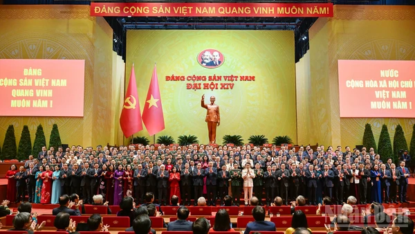 Ban Chấp hành Trung ương Đảng Cộng sản Việt Nam khoá XIV ra mắt Đại hội. (Ảnh DUY LINH)
