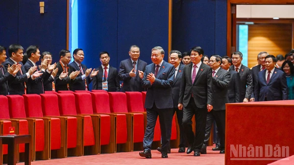 Tổng Bí thư Tô Lâm, Chủ tịch nước Lương Cường, Thủ tướng Phạm Minh Chính, Chủ tịch Quốc hội Trần Thanh Mẫn cùng các đồng chí lãnh đạo Đảng, Nhà nước tới dự phiên trù bị Đại hội XIV của Đảng. (Ảnh TRẦN HẢI)