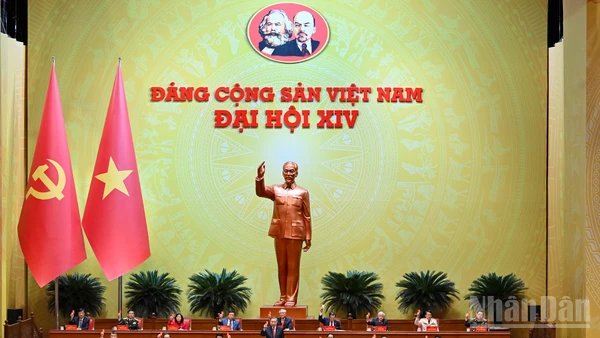 Các đại biểu biểu quyết thông qua Nghị quyết Đại hội XIV của Đảng. (Ảnh: TTXVN)