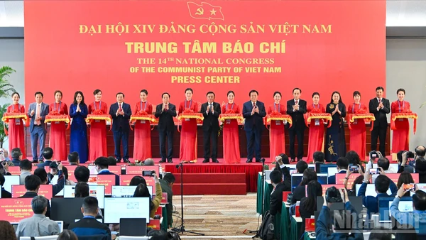 Thường trực Ban Bí thư Trần Cẩm Tú cùng các đại biểu cắt băng khai trương Trung tâm Báo chí Đại hội XIV của Đảng.
