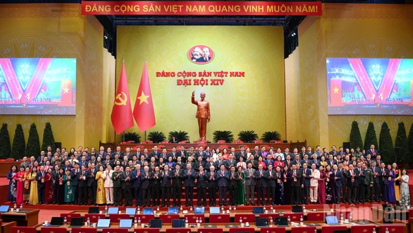 Các đồng chí lãnh đạo Đảng, Nhà nước với các đại biểu tại phiên thảo luận tại hội trường về các Văn kiện Đại hội. (Ảnh: ĐĂNG KHOA)