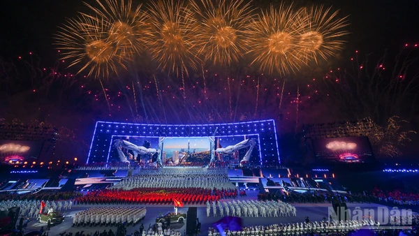 Pháo hoa rực sáng trên bầu trời Thủ đô Hà Nội chào mừng thành công Đại hội đại biểu toàn quốc lần thứ XIV Đảng Cộng sản Việt Nam.