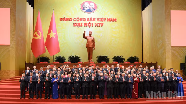 Các đồng chí lãnh đạo Đảng, Nhà nước với các đại biểu tại phiên trù bị Đại hội XIV của Đảng. (Ảnh: ĐĂNG KHOA)