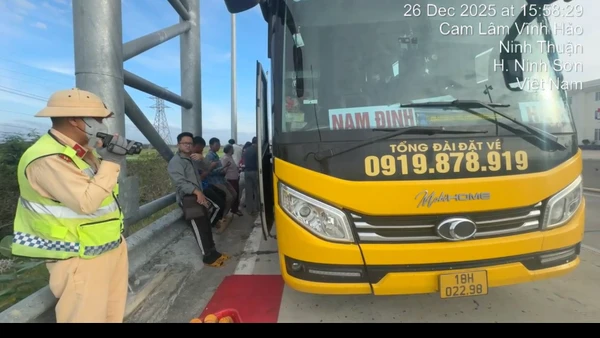 Xe khách bị bắt giữ.