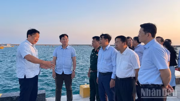 Ông Hồ Văn Mười, Chủ tịch Ủy ban nhân dân tỉnh Lâm Đồng (đứng thứ hai từ trái sang) cùng với đoàn khảo sát tham quan Khu tránh trú bão cảng Phú Quý.