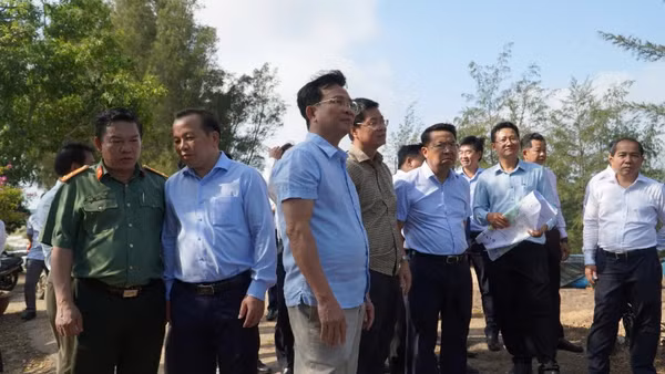 Ông Hồ Văn Mười, Chủ tịch Ủy ban nhân dân tỉnh Lâm Đồng kiểm tra các xã phía đông nhằm phát triển Khu kinh tế.