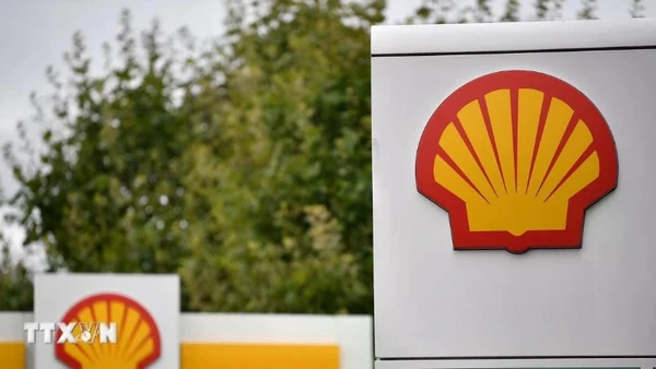 Biểu tượng Tập đoàn dầu mỏ Shell tại trạm xăng ở Etlham, Đông Nam thủ đô London, Anh. (Ảnh: AFP/TTXVN)
