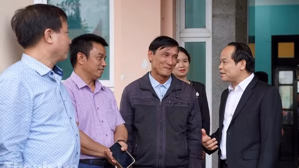 Cử tri thành phố Huế trao đổi với ứng cử viên Nguyễn Quốc Đoàn, Ủy viên Trung ương Đảng, Phó Tổng Thanh tra Thường trực Thanh tra Chính phủ sau buổi tiếp xúc cử tri đơn vị bầu cử số 2. (Ảnh: Minh Tân)