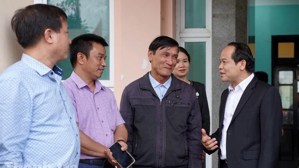 Cử tri thành phố Huế trao đổi với ứng cử viên Nguyễn Quốc Đoàn, Ủy viên Trung ương Đảng, Phó Tổng Thanh tra Thường trực Thanh tra Chính phủ sau buổi tiếp xúc cử tri đơn vị bầu cử số 2. (Ảnh: Minh Tân)