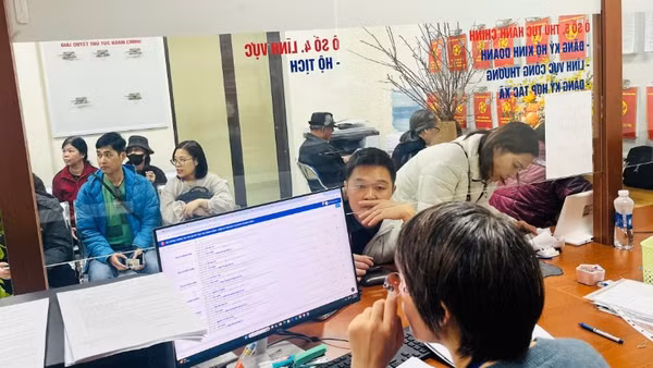 Người dân làm các thủ tục liên quan sự kiện hộ tịch. (Ảnh: TL)