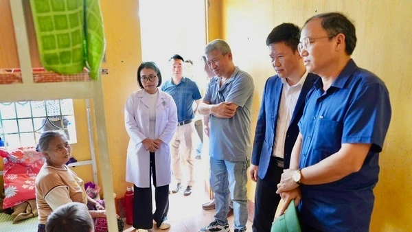 Đoàn công tác Viện Vệ sinh dịch tễ Trung ương thăm, động viên các trường hợp đang được cách ly, điều trị bệnh lỵ trực trùng tại khu vực Mường Nhé.