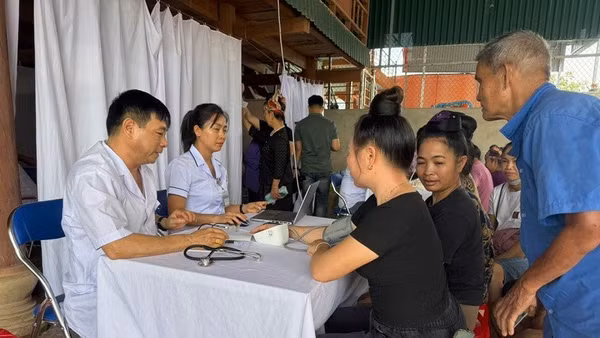 Bác sĩ Bệnh viện Y dược cổ truyền-phục hồi chức năng tỉnh Điện Biên khám sức khỏe cho nhân dân phường Mường Thanh.