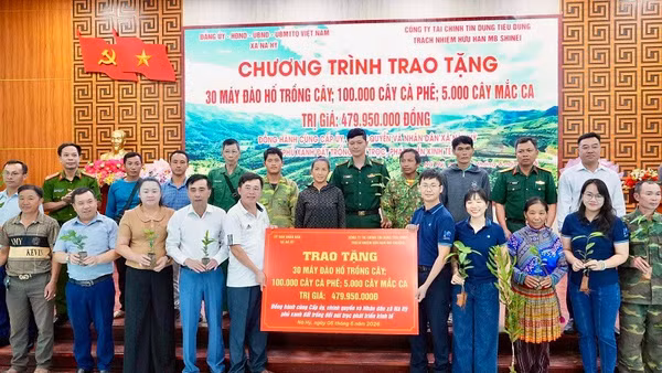 Cán bộ, nhân dân xã Nà Hỳ vui mừng tiếp nhận cây giống, thiết bị sản xuất nông nghiệp từ nhà tài trợ. (Ảnh: TRẦN YẾN)