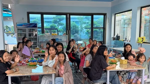 Được tham gia hoạt động trải nghiệm, các cháu học sinh tại Cơ sở Bảo trợ xã hội tổng hợp tỉnh Điện Biên được các cô, bác ở bể bơi LiMo nấu cho các món ăn yêu thích trong không khí gia đình ấm áp, yêu thương.