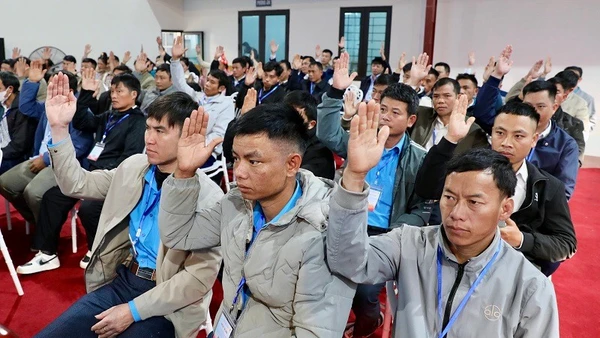 Công nhân Công ty cổ phần Cao-su Điện Biên biểu quyết các nội dung giữa người lao động với chủ sử dụng lao động trong thỏa ước lao động tập thể.