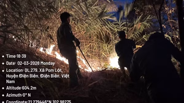 Kiểm lâm viên địa bàn cùng nhân dân xã Thanh Yên chung sức chữa cháy rừng tại khu vực bản U-Va, xã Thanh Yên. (Ảnh: Kiểm lâm Điện Biên cung cấp)