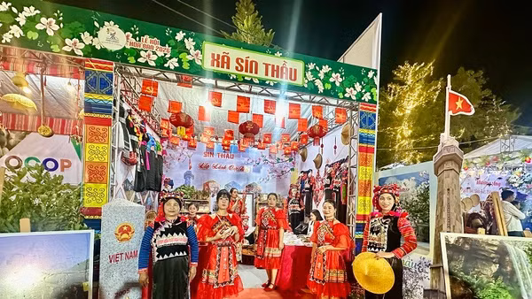 Không gian trưng bày văn hóa của xã biên giới Sín Thầu - nơi có cột mốc số 0 và cột cờ A Pa Chải, thu hút đông đảo nhân dân, du khách tham quan, trải nghiệm.
