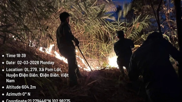 Kiểm lâm viên địa bàn cùng nhân dân xã Thanh Yên chung sức chữa cháy rừng tại khu vực bản U-Va, xã Thanh Yên. (Ảnh: Kiểm lâm Điện Biên cung cấp)