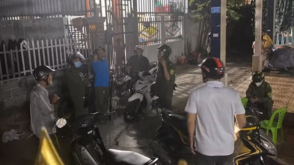 Lực lượng chức năng đi bắt con chó nghi mắc bệnh dại.