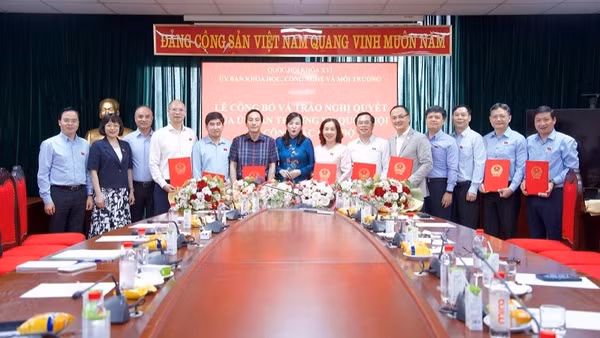 Trao Nghị quyết của Ủy ban Thường vụ Quốc hội cho các Ủy viên là đại biểu Quốc hội hoạt động chuyên trách tại Ủy ban Khoa học, Công nghệ và Môi trường. (Ảnh: TRUNG THÀNH)