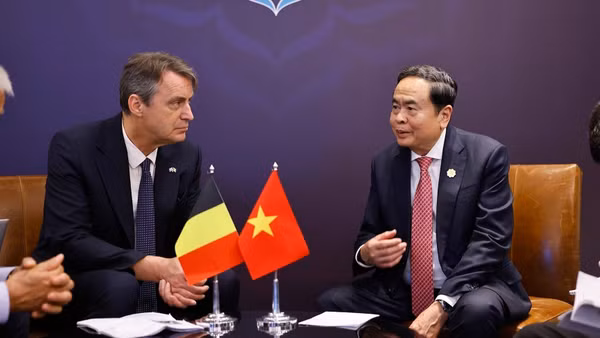 Chủ tịch Quốc hội Trần Thanh Mẫn hội kiến Chủ tịch Thượng viện Bỉ Vincent Blondel. (Ảnh: TTXVN)