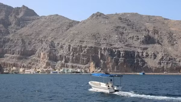 Quang cảnh làng Kumzar ở miền bắc Oman, gần eo biển Hormuz. (Ảnh: THX/TTXVN)