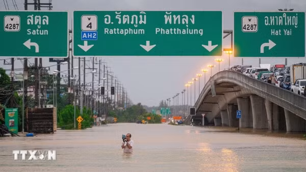Thái Lan đang tăng trưởng kinh tế chậm nhất ASEAN. Ảnh: Lũ lụt tại Thái Lan. (Nguồn: THX/TTXVN)