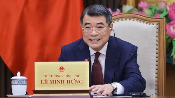 Thủ tướng Lê Minh Hưng điện đàm với Thủ tướng Singapore Lawrence Wong. (Ảnh: VGP/Nhật Bắc)