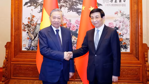 Tổng Bí thư, Chủ tịch nước Tô Lâm hội kiến Chủ tịch Chính hiệp toàn quốc Trung Quốc Vương Hộ Ninh. (Ảnh: TTXVN)