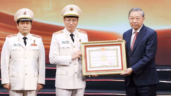 Tổng Bí thư, Chủ tịch nước Tô Lâm trao Danh hiệu Anh hùng lực lượng vũ trang nhân dân tặng Văn phòng Bộ Công an. (Ảnh: TTXVN)