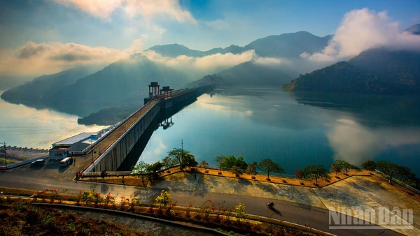 Nắng sớm trên đập thủy điện Sơn La.