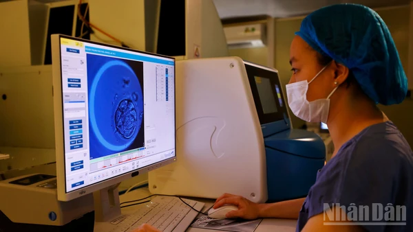 Tại phòng nuôi cấy phôi, hệ thống nuôi cấy phôi (Timelapse) được theo dõi liên tục.