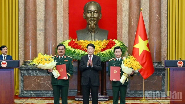 Chủ tịch nước Lương Cường trao Quyết định thăng quân hàm Thượng tướng cho Phó chủ nhiệm Tổng cục Chính trị Quân đội nhân dân Việt Nam Đỗ Xuân Tụng và Chính ủy Học viện Quốc phòng Đỗ Văn Bảnh.