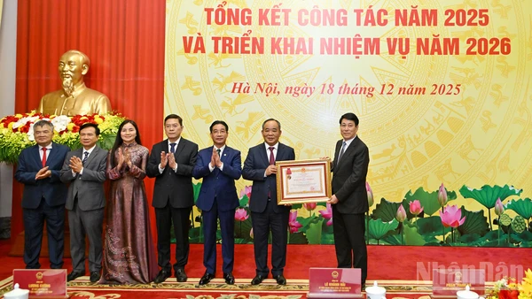 Chủ tịch nước Lương Cường trao Huân chương Lao động hạng Ba tặng Văn phòng Chủ tịch nước.